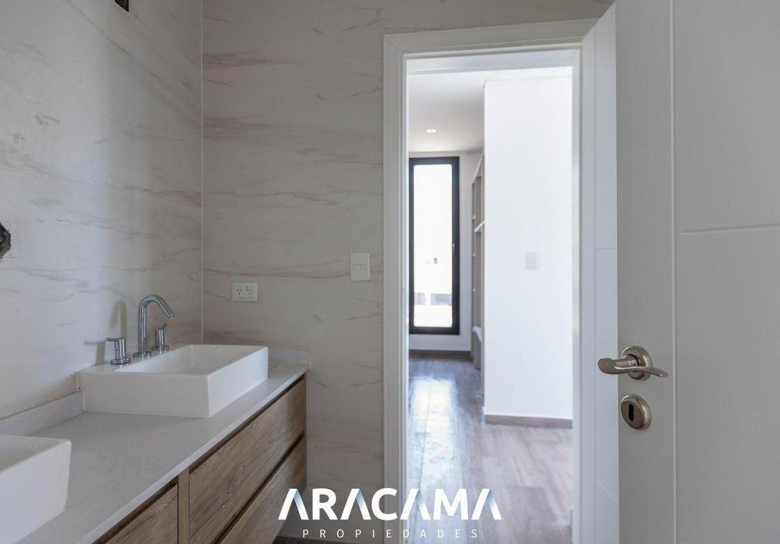 Casa en Venta con 4 dormitorios en La Providencia – Canning