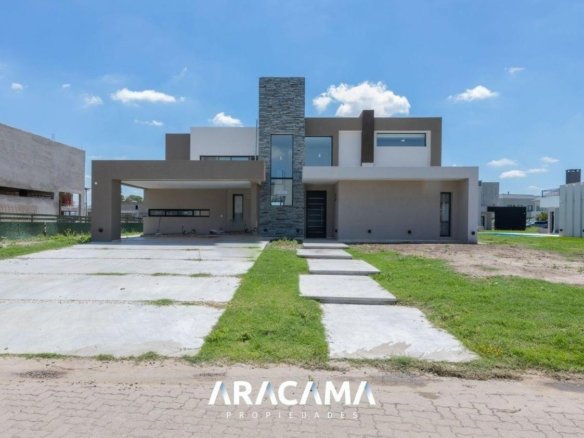 Casa en Venta con 4 dormitorios en La Providencia – Canning