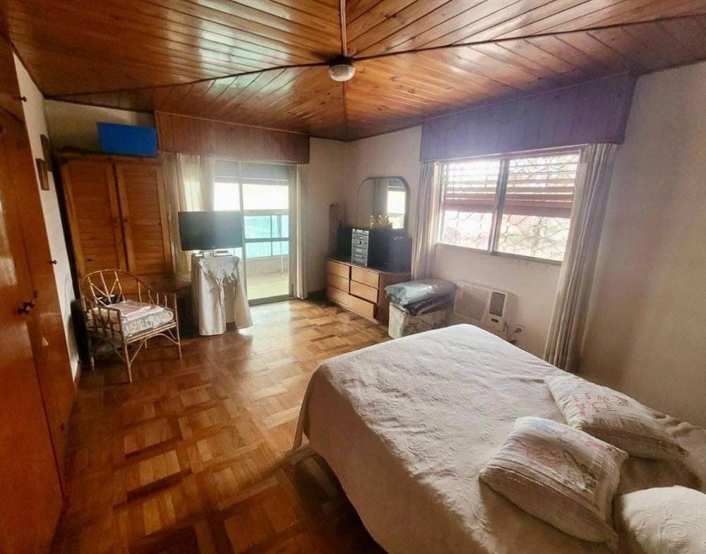 Casa con Locales en Venta en El Jaguel