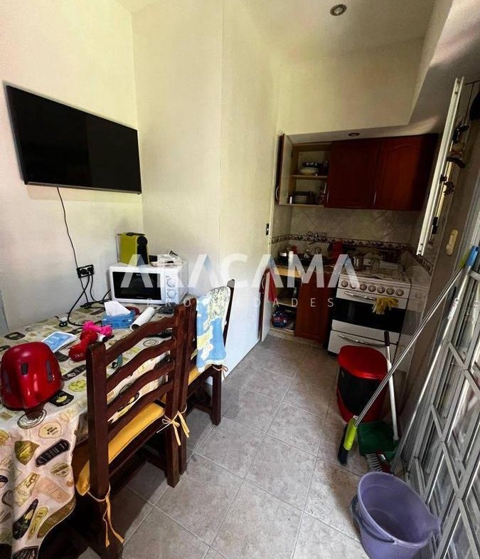 Casa con locales al frente en Monte Grande