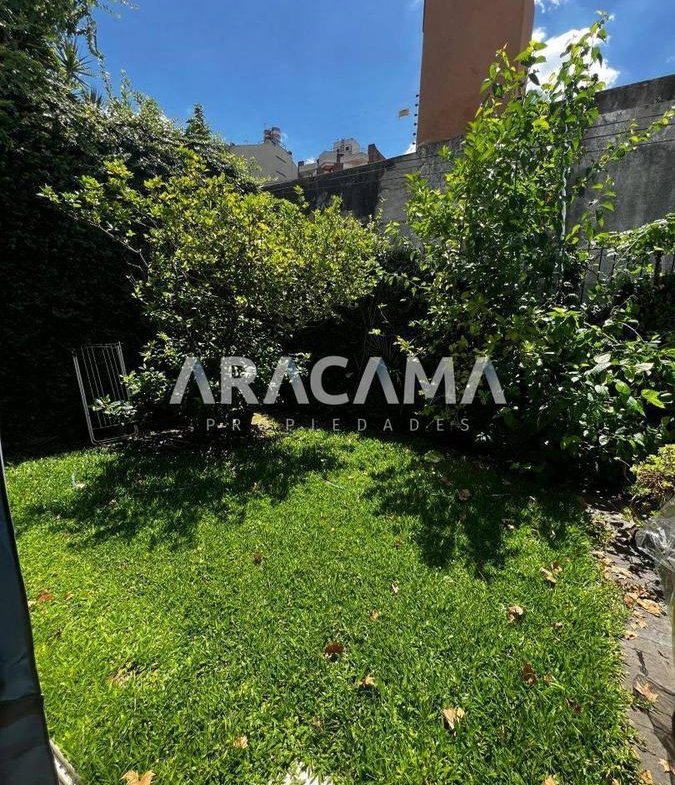 Casa con locales al frente en Monte Grande