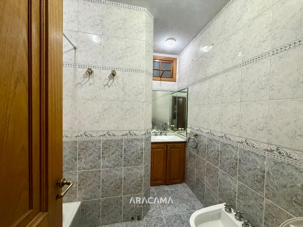 Casa en Alquiler con 4 dormitorios en Monte Grande